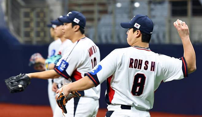 한화 노시환(8번)은 2년 만에 돌아온 대표팀에서 자신의 욕심을 내려놨다. 주포지션인 3루수를 떠나 어느 곳에서든 보탬이 되리라 다짐했다.｜뉴시스