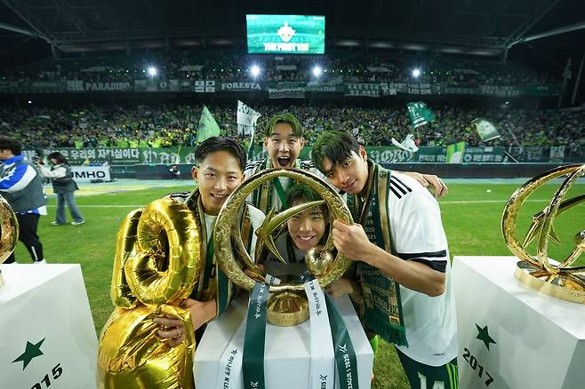 이승우, 송민규, 전진우, 송범근(왼쪽부터 시계방향으로) 등 전북 선수들이 8일 전주성에서 진행된 우승 세리머니 도중 트로피를 만지며 환호하고 있다. 사진제공｜전북 현대