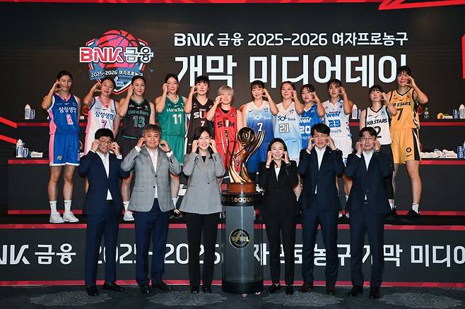 10일 서울 강서구 메이필드호텔에서 ‘BNK금융 2025~2026 여자프로농구 개막 미디어데이’가 열렸다. 행사에 참석한 6개 구단 감독, 대표선수들이 포즈를 취하고 있다. 삼성생명 이해란, 강유림, 하나은행 김정은, 양인영, BNK 박혜진, 안혜지, 신한은행 신지현, 김진영, 우리은행 이명관, 김단비, KB스타즈 허예은, 박지수, KB스타즈 김완수 감독, 우리은행 위성우 감독, 신한은행 최윤아 감독, BNK 박정은 감독, 하나은행 이상범 감독, 삼성생명 하상윤 감독(왼쪽 위부터 시계방향으로). 사진제공|WKBL