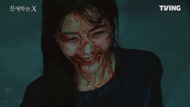 김유정이 ‘친애하는 X’에서 가정 폭력의 희생자에서 소시오패스 악녀로 변모하는 주인공으로 나서 강렬한 연기 변신으로 호평을 받고 있다. 사진제공|티빙