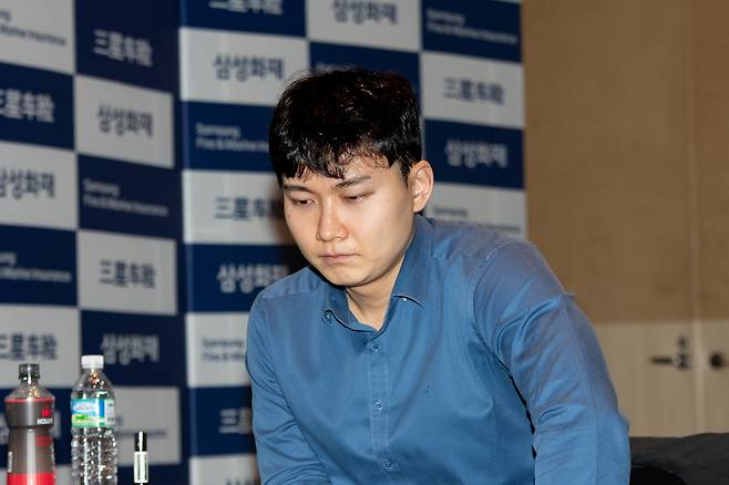 박정환 9단이 10일 제주 서귀포 휘닉스 아일랜드에서 열린 제30회 삼성화재배 월드바둑마스터스 16강전에서 시바노 도라마루 9단과 대국하고 있다.  한국기원 제공