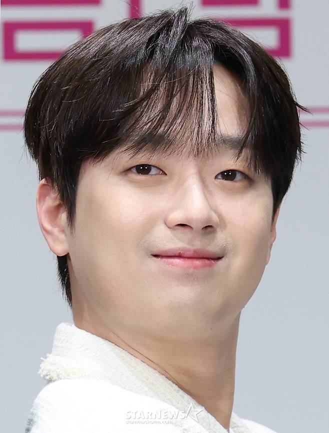 (서울=뉴스1) 권현진 기자 = 가수 이찬원이 4일 서울 영등포구 라마다 서울 신도림에서 열린 tvN STORY 예능 ‘잘생긴 트롯’ 제작발표회에 참석해 포즈를 취하고 있다.  ‘잘생긴 트롯’(연출 황다원, 작가 정수정)은 연예계 대표 12명의 남자 스타들이 트롯에 진정성을 가지고 도전하는 신(新) 음악 예능이다. 2025.2.4/뉴스1  Copyright (C) 뉴스1. All rights reserved. 무단 전재 및 재배포,  AI학습 이용 금지. /사진=(서울=뉴스1) 권현진 기자