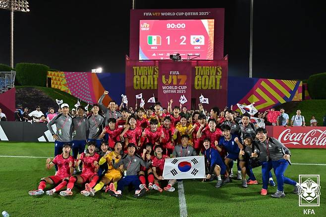 지난 4일 2025 국제축구연맹(FIFA) 17세 이하(U-17) 월드컵 멕시코전 승리 후 기념 사진을 촬영하고 있는 대한민국 U-17 대표팀 선수들. /사진=대한축구협회 제공