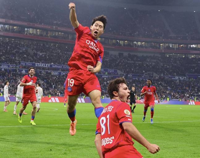 이강인(왼쪽)이 결승골이 나온 직후 환호하고 있다. /사진=파리 생제르망 공식 SNS