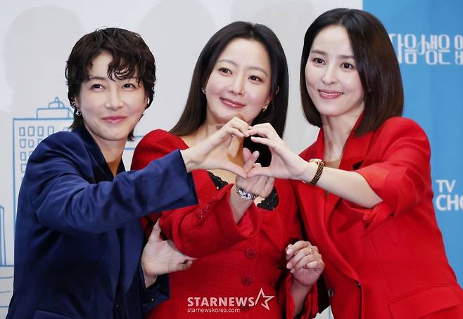 배우 진서연, 김희선, 한혜진이 10일 오후 서울 마포구 상암동 스탠포드호텔에서 진행된 TV조선 월화드라마 '다음생은 없으니까' 제작발표회에 참석해 포즈를 취하고 있다. 매일 같은 하루, 육아 전쟁과 쳇바퀴 같은 직장 생활에 지쳐가는, 마흔하나 세 친구의 더 나은 '완생'을 위한 좌충우돌 코믹 성장기 드라마 '다음생은 없으니까'는 오늘(10일) 첫 방송된다. /2025.11.10 /사진=이동훈 photoguy@