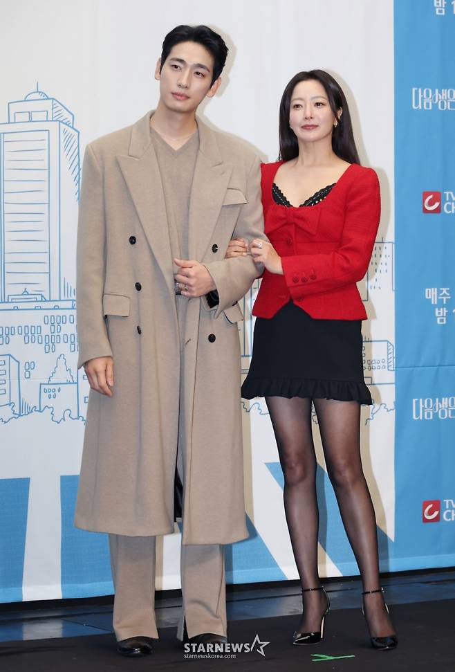 배우 윤박, 김희선이 10일 오후 서울 마포구 상암동 스탠포드호텔에서 진행된 TV조선 월화드라마 '다음생은 없으니까' 제작발표회에 참석해 포즈를 취하고 있다.  매일 같은 하루, 육아 전쟁과 쳇바퀴 같은 직장 생활에 지쳐가는, 마흔하나 세 친구의 더 나은 '완생'을 위한 좌충우돌 코믹 성장기 드라마 '다음생은 없으니까'는 오늘(10일) 첫 방송된다. /2025.11.10 /사진=이동훈 photoguy@