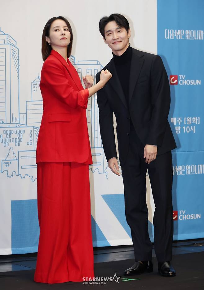 배우 한혜진, 장인섭이 10일 오후 서울 마포구 상암동 스탠포드호텔에서 진행된 TV조선 월화드라마 '다음생은 없으니까' 제작발표회에 참석해 포즈를 취하고 있다.  매일 같은 하루, 육아 전쟁과 쳇바퀴 같은 직장 생활에 지쳐가는, 마흔하나 세 친구의 더 나은 '완생'을 위한 좌충우돌 코믹 성장기 드라마 '다음생은 없으니까'는 오늘(10일) 첫 방송된다. /2025.11.10 /사진=이동훈 photoguy@