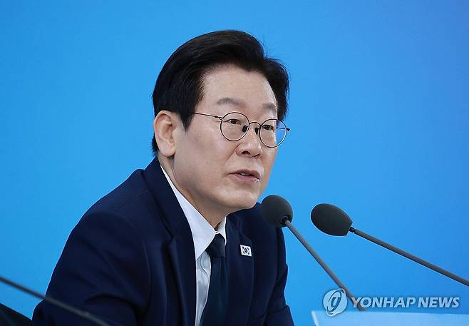 과학기술인들과 토론하는 이재명 대통령 (대전=연합뉴스) 김도훈 기자 = 이재명 대통령이 7일 대전 유성구 국립중앙과학관에서 열린 '다시 과학기술인을 꿈꾸는 대한민국' 국민보고회에서 토론을 주재하고 있다. 2025.11.7 [대통령실통신사진기자단] superdoo82@yna.co.kr