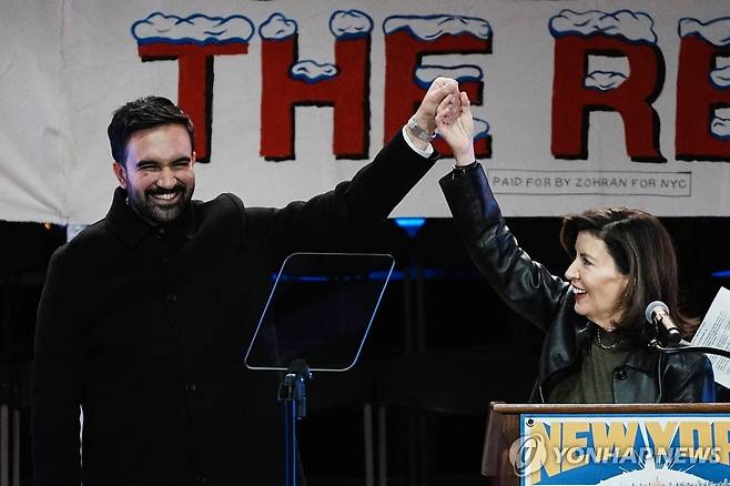 조란 맘다니 뉴욕시장 당선인(좌측)과 캐시 호컬 뉴욕 주지사(우측) [로이터 연합뉴스 자료사진]