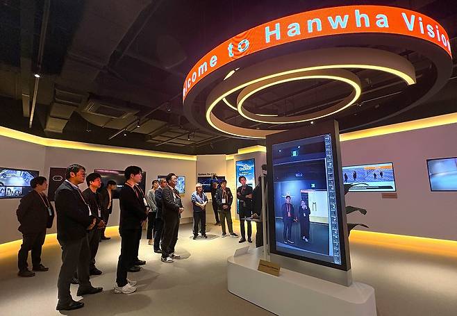 한화비전 본사 기술 체험관을 둘러보는 일본 파트너사 관계자들 [한화비전 제공. 재판매 및 DB 금지]