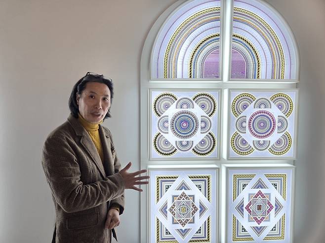 김범수 작가  (서울=연합뉴스) 박의래 기자 = 서울 진관동 사비나미술관에서 열리고 있는 김범수 개인전 '비욘드 시네마: 감성의 재구성'에서 작가가 자기 작품에 대해 설명하고 있다. 2025.11.10. laecorp@yna.co.kr