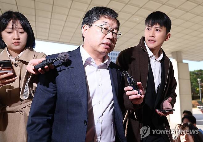 출근하는 노만석 검찰총장 대행 (서울=연합뉴스) 윤동진 기자 = 노만석 검찰총장 직무대행이 10일 서울 대검찰청으로 출근하며 취재진의 질문을 받고 있다. 2025.11.10 mon@yna.co.kr