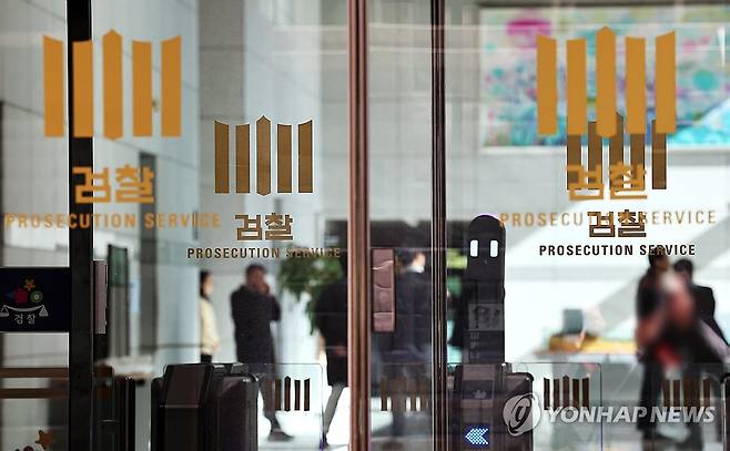 검사장들 '총장대행 항소포기 경위 설명 요구' (서울=연합뉴스) 김주형 기자 = 검찰의 대장동 개발 비리사건 항소 포기와 관련해 일선 검사장들이 노만석 검찰총장 권한대행에게 '항소포기 지시경위·근거' 등 상세 설명을 요구하는 입장문을 낸 10일 서울 서초구 대검찰청에서 직원들이 나오고 있다. 2025.11.10 kjhpress@yna.co.kr