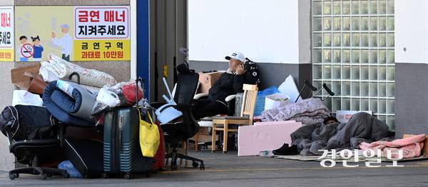 경기도내 외국인 노숙인들이 증가하고 있지만 이에 대한 공식적인 가이드라인조차 없어 겨울철 외국인 노숙인 관리에 어려움을 겪고 있다. 10일 오후 수원역 광장에서 한 외국인 노숙인이 이불을 덮고 누워 휴식을 취하고 있다. 2025.11.10 /임열수기자 pplys@kyeongin.com
