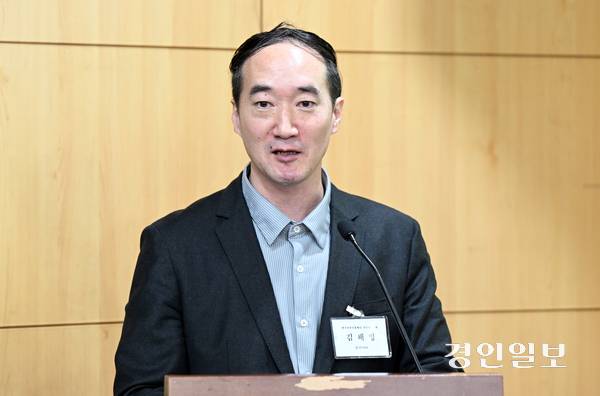 11일 오전 서울 여의도 국회 의원회관 제2소회의실에서 열린 경인일보 창간 80주년 기념 ‘지역언론의 사회적 역할과 책임’ 토론회에서 김해영 한국언론진흥재단 선임연구위원이 발제하고 있다. 2025.11.11 /임열수기자 pplys@kyeongin.com