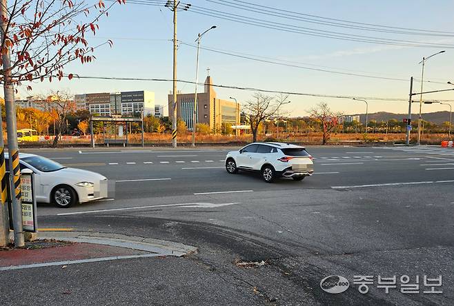 10일 오후 파주시 더티트렁크 주변 공단에서 내려오는 차랑이 불법 좌회전 하기 위해 중앙선을 향해 진입하고 있다. 표명구 기자