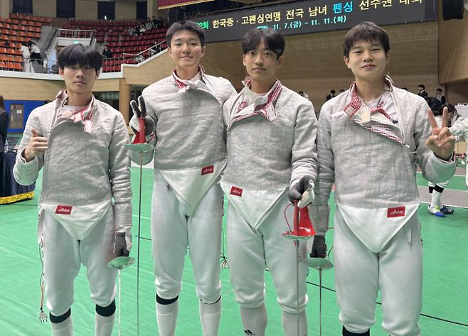 11일 전남 강진제1실내체육관에서 열린 제22회 한국중고펜싱연맹전국남녀종별펜싱선수권대회 남고부 사브르 단체전서 우승한 안산 상록고의 박환윤(사진 왼쪽부터)·박민준·김윤서·구준모가 기념사진을 찍고 있다. 사진=상록고등학교