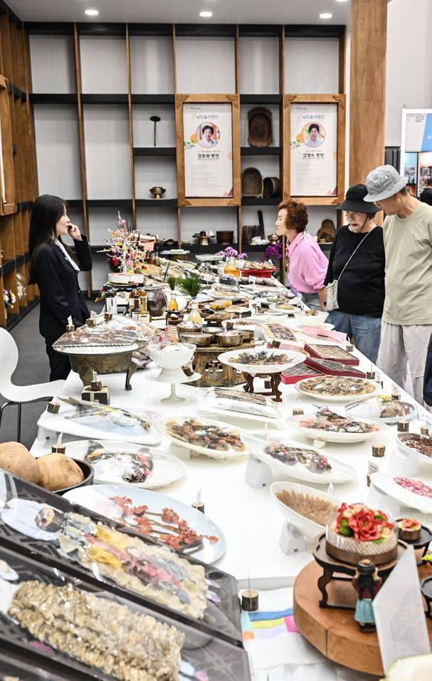 미식문화관의 ‘남도 미식명인 나의 요리 이야기’ 코너. 명인들의 요리인생과 대표음식 전시, 명인별 스토리 굿즈가 전시됐다. /최현배 기자