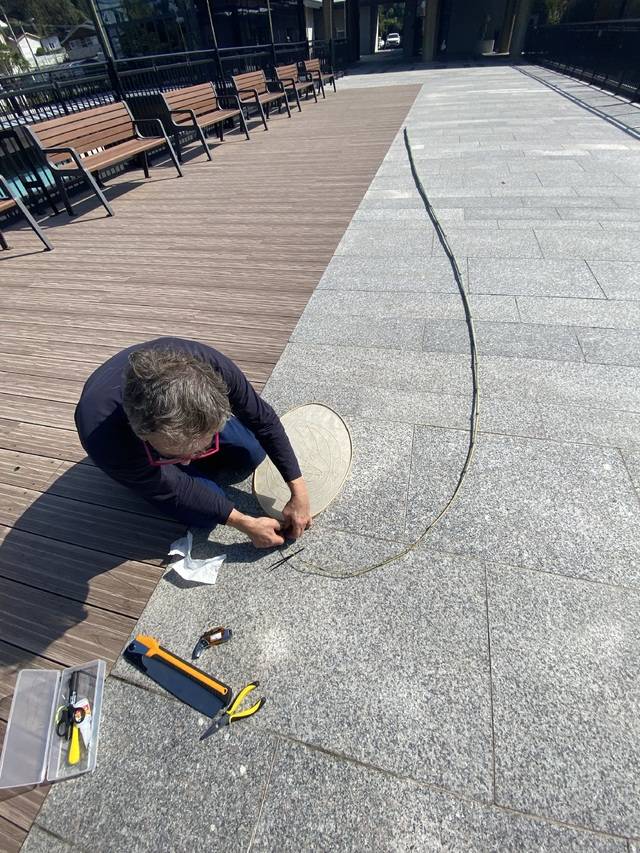 설치작 ‘대기의 춤(The Dance of Air)’ 작품을 작업중인 피에르 파브르 작가/사진=독자