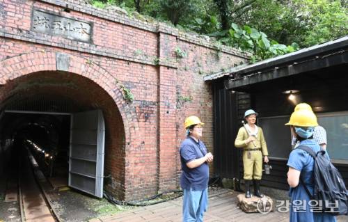 지우펀과 더불어 금광촌이었던 진과스는 1987년 이후 폐광되면서 마을도 함께 침체됐다. 폐광으로 남은 이곳을 대만 정부가 2004년에 황금박물관을 만들어 관광 자원으로 활용하고 있다. 사진은 진과스 본산 5갱도. 대만 신베이시=신세희기자