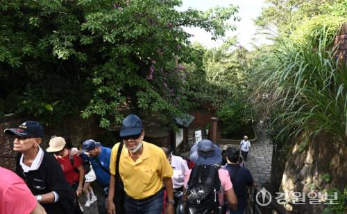 지우펀과 더불어 금광촌이었던 진과스는 1987년 이후 폐광되면서 마을도 함께 침체됐다. 폐광으로 남은 이곳을 대만 정부가 2004년에 황금박물관을 만들어 관광 자원으로 활용하고 있다. 사진은 진과스를 찾은 단체 여행객. 대만 신베이시=신세희기자