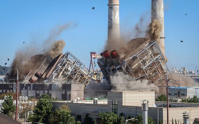 울산화력발전소 보일러 타워 붕괴 사고 엿새째인 11일 낮 12시 울산화력발전소 내 높이 63m의 보일러 타워 4, 6호기의 발파가 진행되면서 큰 폭발음과 함께 쓰러지고 있다. 이수화 기자