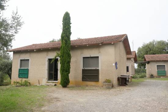 빌라 레나 입주 작가들의 작업 공간. 과거 사냥터에 풀 새를 길렀던 건물들을 개조해 작가 작업실로 사용하고 있다. 백지영기자