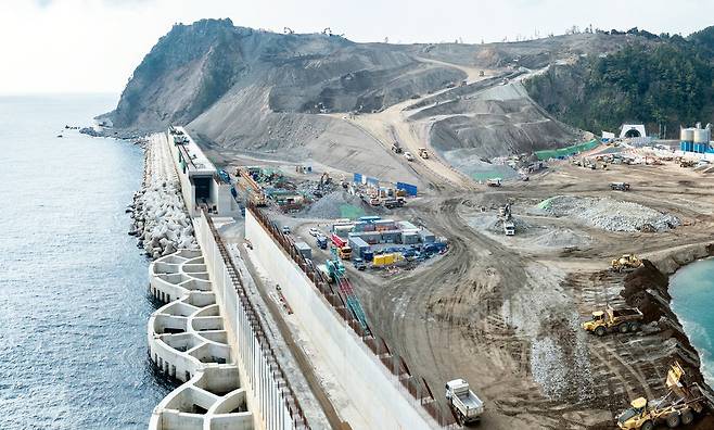 케이슨(수면 4m)위에 시멘트 타설을 통해 수면 23m를 높여 메워 할주로를 만들고 있다. /자료사진