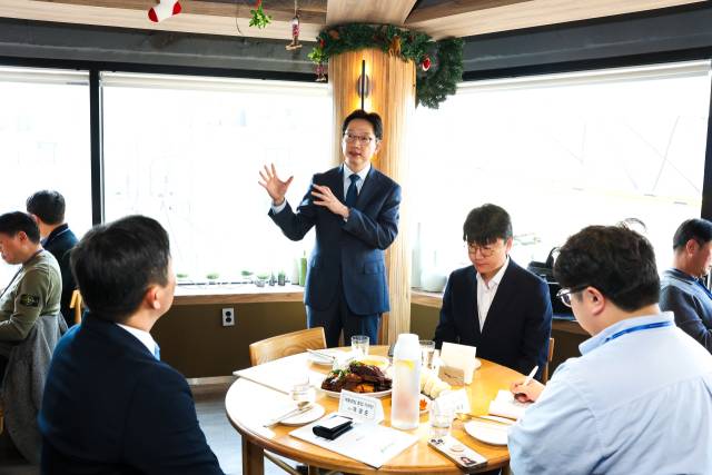 김경수 지방시대위원장이 11일 서울 용산 기자간담회에서 5극 3특 추진 전략에 대해 설명하고 있다./지방시대위원회/