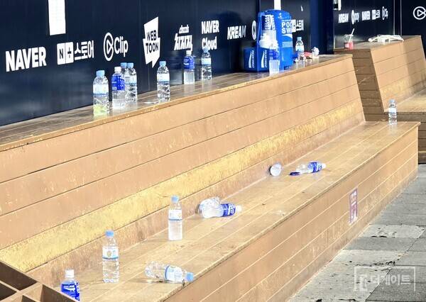 나뒹구는 플라스틱 패트병들. (사진=더게이트 황혜정 기자)