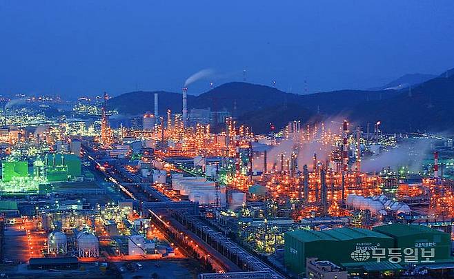 이재명 정부가 '산재 사망사고 절반 감축'을 내걸었지만 광주·전남 산업현장에서는 여전히 끼임, 추락 등 노동자 사망 사고가 잇따르고 있다. 사진은 석유 화학공장 밀집지인 전남 여수국가산업단지의 모습.뉴시스