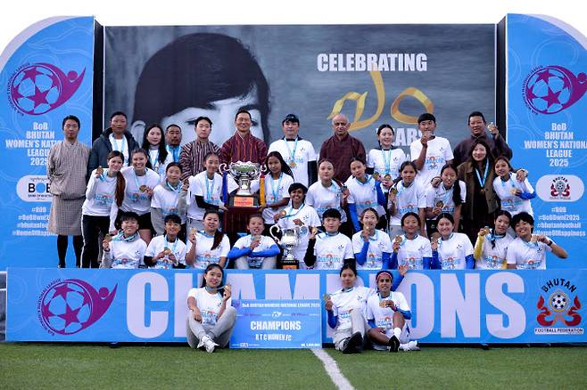 2025 부탄 여자 프리미어리그 우승을 차지한 RTC WFC가 기념사진을 찍고 있다. 사진=RTC WFC