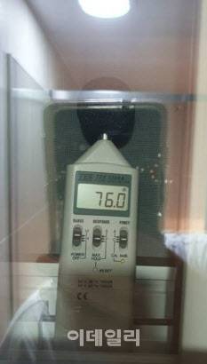 변환소 예정 부지에서 가장 가까운 아파트인 한라비발디 2차의 한 가구에서 저주파 소음기로 소음을 측정한 결과 76dB이 나와 소음·진동관리법 기준치를 초과했다. (사진=주민 제공)