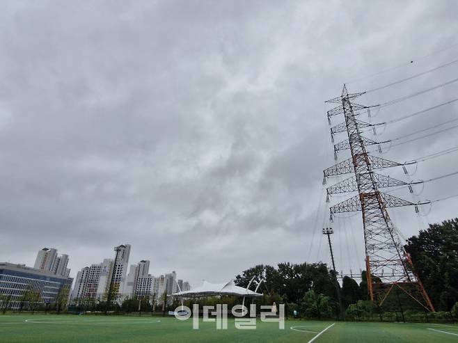변환소 예정 부지 인근에는 축구장도 위치해 있다. 학부모들은 “변환소가 설치되면 지금보다 송전량이 더 늘어날 텐데 아이들이 축구장에서 운동하는 것도 사실 불안하다”고 말했다. (사진=최훈길 기자)