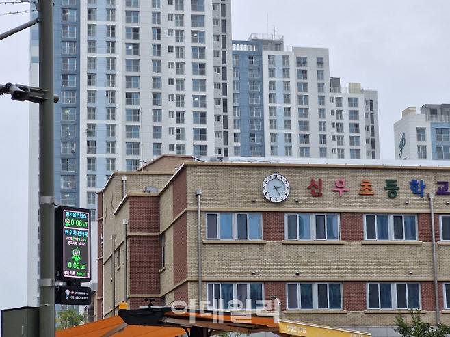 지난달 10일 오후 변환소 예정 부지에서 가까운 신우초교 인근 횡단보도에서 측정된 전자파는 국내 기준치(83.3μT)보다 낮은 0.05μT(마이크로 테슬라)였다. (사진=최훈길 기자)