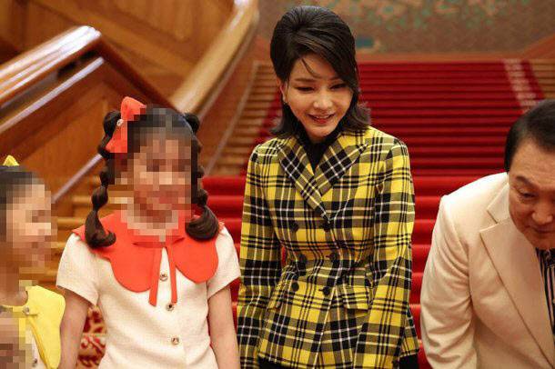 2022년 5월 22일 당시 윤석열 대통령 부인 김건희 여사가 청와대 본관 앞 정원에서 열린 열린음악회를 마친 후 본관 계단에서 어린이 합창단과 기념촬영하고 있다 (사진=김 여사 팬클럽 ‘건희사랑’ 회장 SNS)