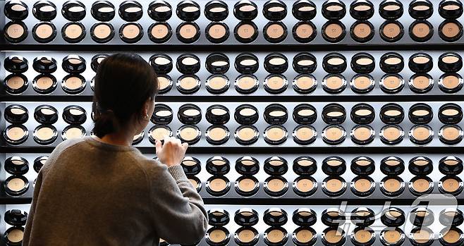 경주 황룡원 중도타워에서 열린 뷰티·웰니스 행사를 찾은 관람객이 아모레퍼시픽 부스에서 AI 기술이 접목된 K-뷰티 체험을 하고 있다. 2025.10.28/뉴스1 ⓒ News1 박지혜 기자