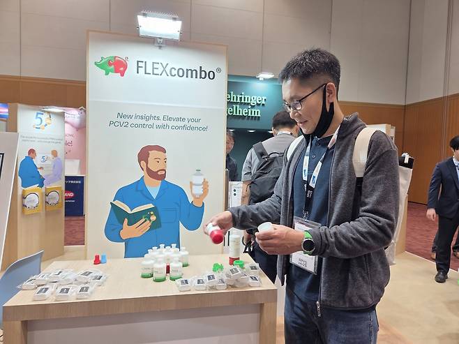 이성원 한국베링거인겔하임동물약품 이사가 두 가지 백신을 혼합해 접종하는 플렉스 콤보에 대해 설명하고 있다. ⓒ 뉴스1 한송아 기자