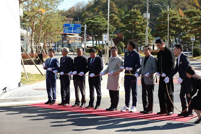 11일 열린 육상교육훈련센터 개관식에서 조형물 제막식이 진행되고 있다. (대한육상연맹 제공)