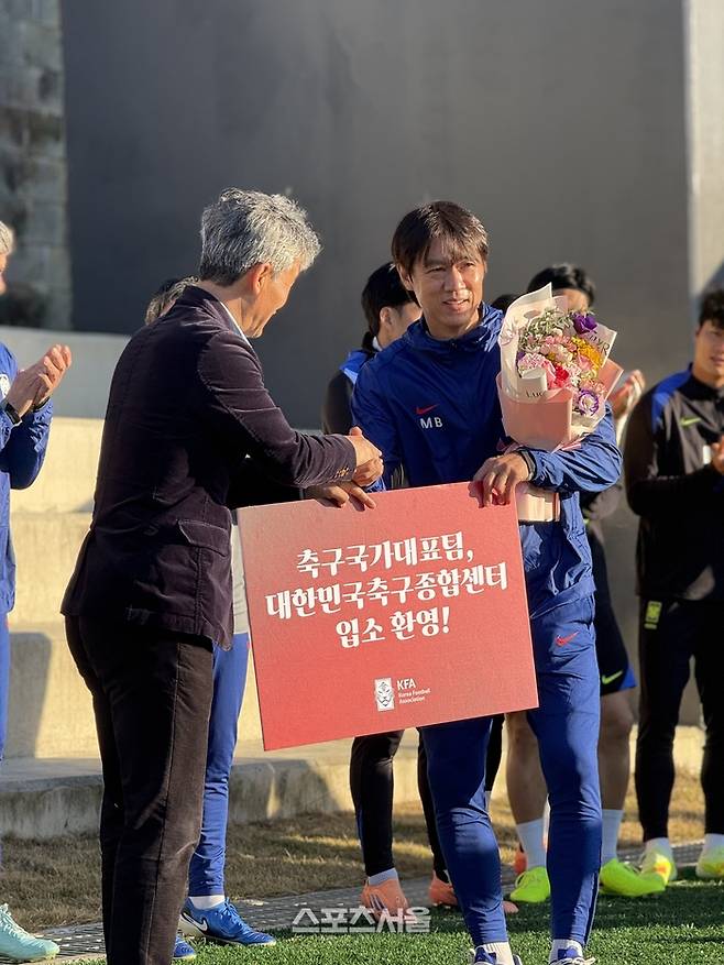 축구대표팀 홍명보 감독이 10일 대한민국축구종합센터 하이브리드 훈련장에서 대한축구협회 김승희 전무이사로부터 축하를 받고 있다. 천안 | 정다워 기자