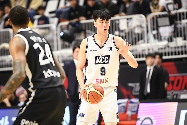 KCC 송교창이 8일 수원 KT 소닉붐 아레나에서 열린 LG전자 2025~26 프로농구 수원 KT전에서 리딩을 하고 있다. 사진 | KBL
