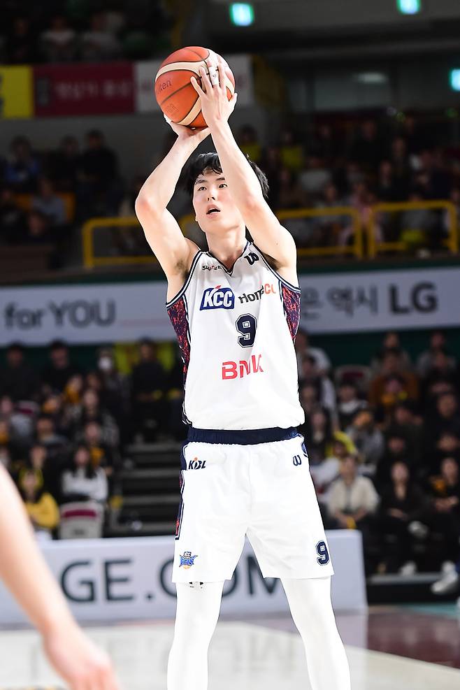 KCC 송교창이 8일 수원 KT 소닉붐 아레나에서 열린 LG전자 2025~26 프로농구 수원 KT전에서 슛을 하고 있다. 사진 | KBL