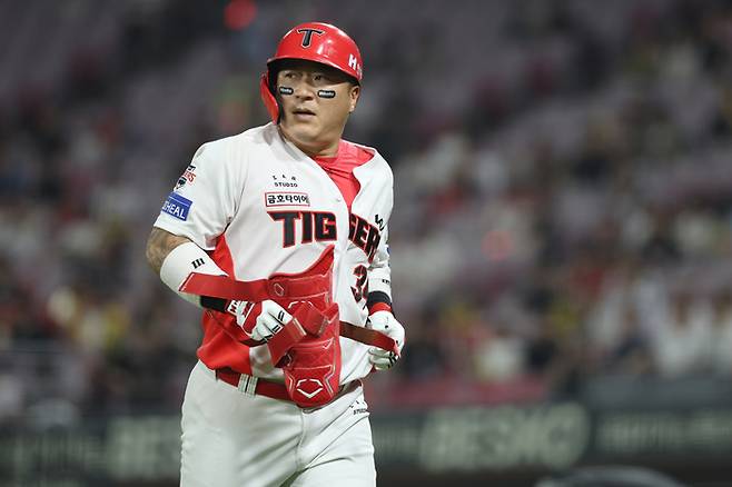 KIA 최형우가 광주-기아 챔피언스 필드에서 열린 2025 KBO리그 KT전에서 적시타를 때린 후 대주자와 교체되고 있다. 사진 | KIA 타이거즈