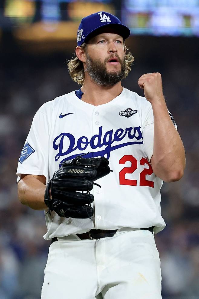 LA 다저스 커쇼가 27일(현지시간) 미국 캘리포니아주 LA에서 열린 2025 월드시리즈(WS) 토론토와 3차전에서 이닝을 마친 뒤 주먹을 불끈 쥐고 있다. 사진 | AFP 연합뉴스