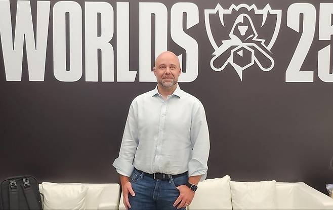 2025 롤드컵 결승을 앞두고 취재진 인터뷰에 응한 라이엇 게임즈 크리스 그릴리 LoL e스포츠 글로벌 총괄. 청두 | 김민규 기자 kmg@sportsseoul.com