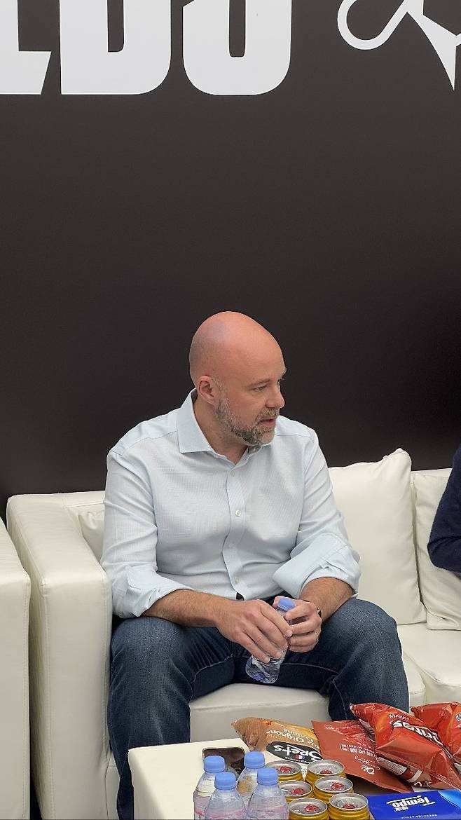 2025 롤드컵 결승을 앞두고 취재진 인터뷰에 응한 라이엇 게임즈 크리스 그릴리 LoL e스포츠 글로벌 총괄. 청두 | 김민규 기자 kmg@sportsseoul.com