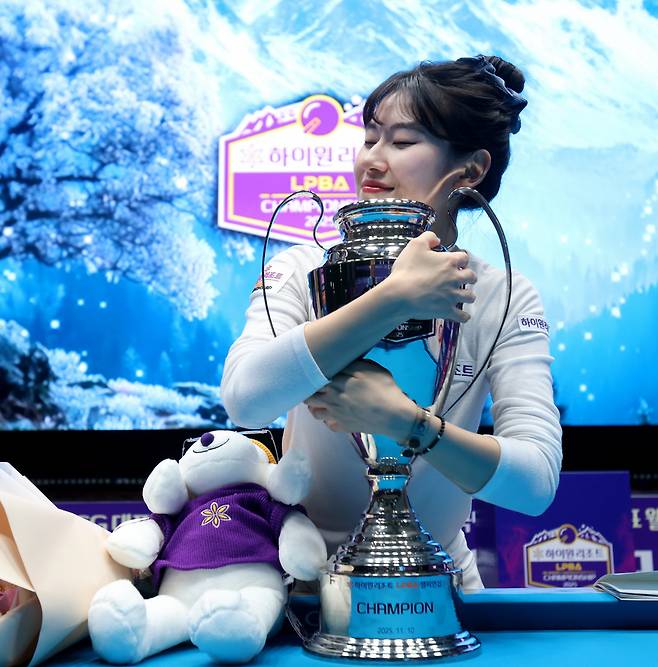 LPBA '초대여왕' 이미래가 2025~2026시즌 7차투어 하이원리조트 챔피언십에서 우승하며 무려 4년8개월 만에 통산 5번째 우승을 차지했다. 행복한 표정으로 우승컵을 끌어안고 있는 이미래.

사진제공=PBA사무국