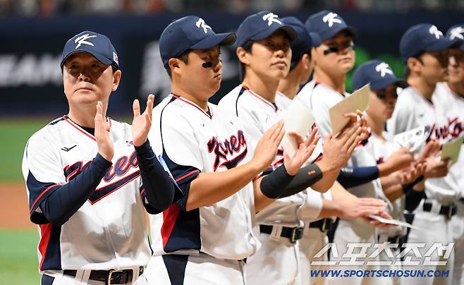 2025 K-BASEBALL SERIES 대한민국과 체코의 평가전이 8일 고척스카이돔에서 열렸다. 류지현 감독이 생각에 잠겨 있다. 고척=박재만 기자 pjm@sportschosun.com/2025.11.08/