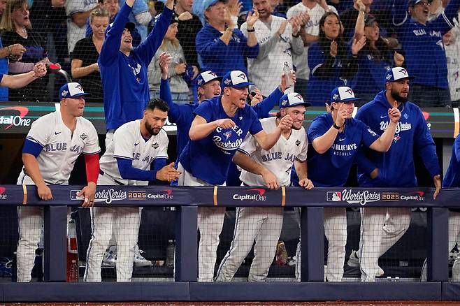 Members of the Toronto Blue Jays cheer after a double by Ernie Clement during the eighth inning in Game 7 of baseball's World Series against the Los Angeles Dodgers, Saturday, Nov. 1, 2025, in Toronto. (AP Photo/Brynn Anderson)

<저작권자(c) 연합뉴스, 무단 전재-재배포, AI 학습 및 활용 금지>