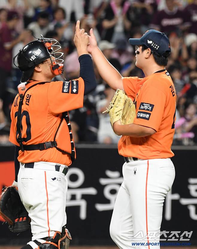 13일 대전 한화생명볼파크에서 열린 한화 이글스와 키움 히어로즈의 경기. 승리한 한화 이재원, 김서현이 기뻐하고 있다. 대전=박재만 기자 pjm@sportschosun.com/2025.09.13/